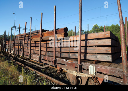 Trainload de tout nouvelles traverses de chemin de fer en bois , Finlande Banque D'Images