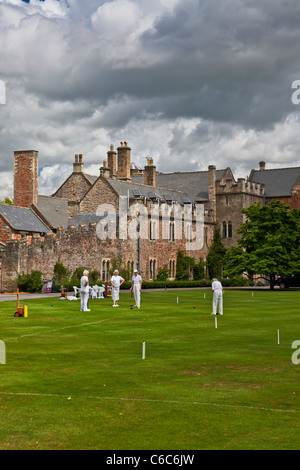 Au croquet sur la pelouse au palais des évêques Wells Somerset England UK Banque D'Images