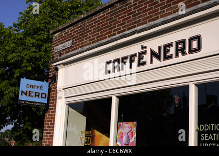 Caffé Nero signes sur sa boutique dans Tenterden, Kent Banque D'Images