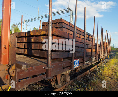 Des trains de tout nouveau chemin de fer en bois, traverses, Finlande Banque D'Images