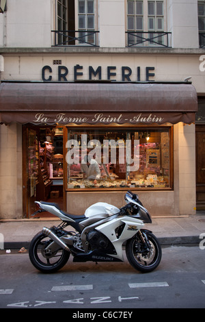 Boutique de fromage sur la rue Saint-Louis en l'Île, Paris, France avec super bike en premier plan Banque D'Images