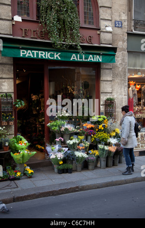 Le magasin de fleurs sur la rue Saint-Louis en l'Île, Paris, France Banque D'Images