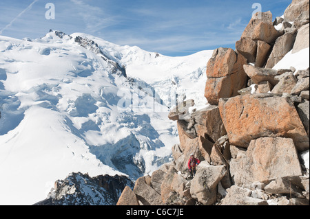 Un homme escalade alpiniste l'arête des Cosmiques à Chamonix, France Banque D'Images