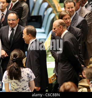 Le prince Philip, duc d'Édimbourg et époux de la reine Elizabeth II, regarde la Reine Elizabeth II traite de l'Organisation des Nations Unies Banque D'Images