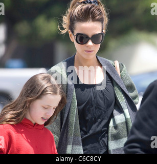 L'actrice Kate Beckinsale avec son mari réalisateur Len Wiseman et sa fille Lily marcher à leur voiture après le patinage à un Banque D'Images