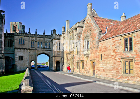 La chaîne sur la porte St Andrew's dans la rue Somerset England UK Puits Banque D'Images