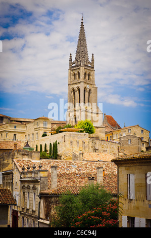 La cathédrale domine l'horizon à Saint Emilion, France Banque D'Images