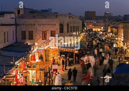 Le Qatar, au Moyen-Orient, Péninsule Arabe, Doha, le Souq Waqif restauré avec de la boue rendus boutiques et des poutres en bois apparentes Banque D'Images