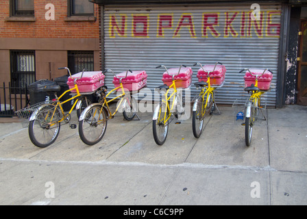 Livraison alimentaire bicyclettes garées en face de no parking sign Banque D'Images