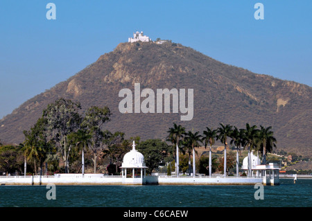 Fateh Sagar Lake et Monsoon Palace Udaipur Rajasthan Inde Banque D'Images