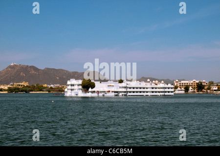 Lake Palace Hotel et le lac Pichola Udaipur Rajasthan Inde Banque D'Images