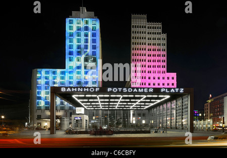 Gratte-ciel lumineux à la place Potsdamer Platz, Beisheim Center, l'Hôtel Ritz Carlton, Fête des Lumières, Berlin Banque D'Images