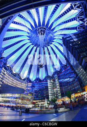 Les auvents lumineux colorés, Dome, Sony Center, Fête des Lumières, Berlin, Germany, Europe Banque D'Images
