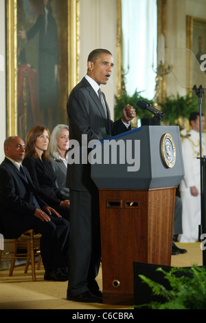 Le président américain Barack Obama parle avant d'attribuer la médaille, 2010 citoyens de la deuxième plus haute distinction civile, à 13 Banque D'Images