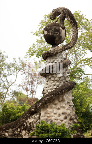 Sculptures bouddhiste et hindoue dans Sala Kaew Ku park, Nong Khai, Thailand. artist : Luang Pu Bunleua Sulilat Banque D'Images