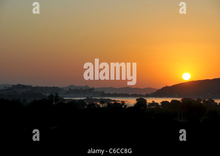 Coucher de soleil sur le lac Pichola, Udaipur Rajasthan Inde Banque D'Images