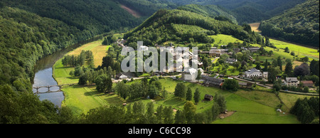 Vue sur le village, Rochehaut Frahan le long de la Semois dans les Ardennes Belges, Belgique Banque D'Images