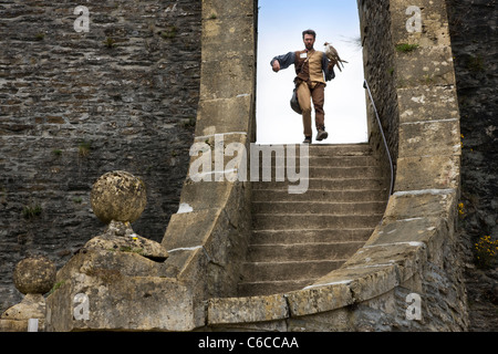 Falconer à l'oiseau de la cité médiévale du château de Bouillon dans les Ardennes Belges, Belgique Banque D'Images