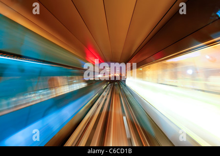 Ouvert en 2010, le métro de Dubaï, MRT, en mouvement approche d'une station, Dubaï, Emirats Arabes Unis Banque D'Images