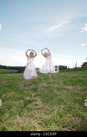 Les filles sur un pré en été, Eyendorf, Basse-Saxe, Allemagne, Europe Banque D'Images