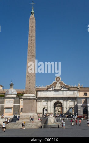 Un obélisque de Ramses II à partir d'Heliopolis se trouve dans le Piazza del Popolo, Rome, Italie. Banque D'Images