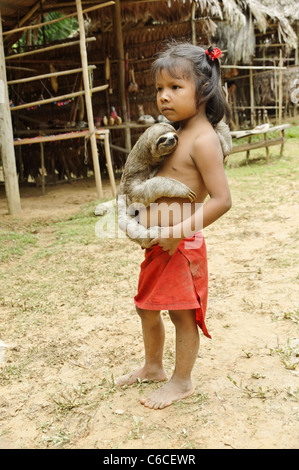 Yagua Indian girl holding animal sloth Banque D'Images