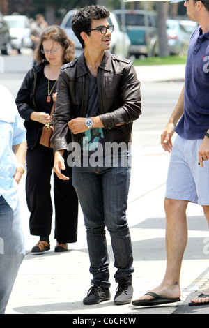 Joe Jonas et sa famille quittent Patys Restaurant à Toluca Lake Los Angeles, Californie - 08.07.10 Banque D'Images