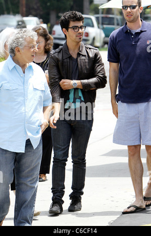 Joe Jonas et sa famille quittent Patys Restaurant à Toluca Lake Los Angeles, Californie - 08.07.10 Banque D'Images