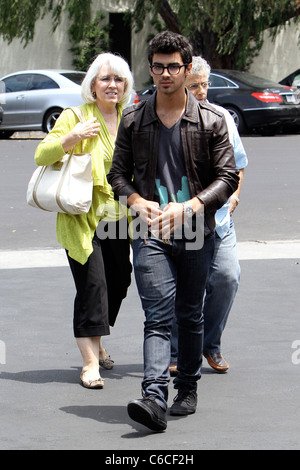 Joe Jonas et sa famille quittent Patys Restaurant à Toluca Lake Los Angeles, Californie - 08.07.10 Banque D'Images