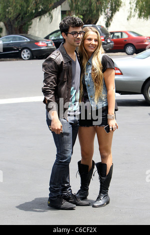 Joe Jonas et sa famille quittent Patys Restaurant à Toluca Lake Los Angeles, Californie - 08.07.10 Banque D'Images