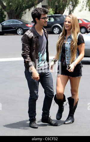 Joe Jonas et sa famille quittent Patys Restaurant à Toluca Lake Los Angeles, Californie - 08.07.10 Banque D'Images