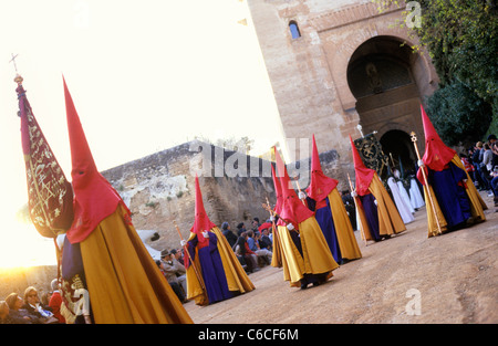 Dans Nazerenos la procession depuis l'Alhambra durant la Semaine Sainte à Grenade, Andalousie, Espagne Banque D'Images