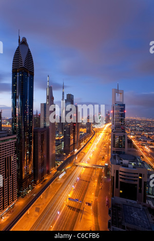 Une vue sur les gratte-ciels modernes le long de la route Sheikh Zayed en regardant vers la tour Burj Kalifa, Dubaï, Émirats arabes unis, Banque D'Images