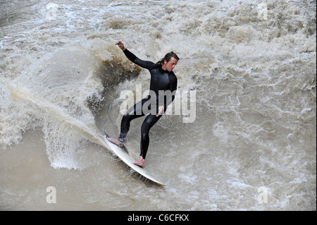 Surfez sur le ruisseau Eisbach du jardin anglais Munich Bavière Allemagne Munchen Deutschland. Eisbachwelle Banque D'Images