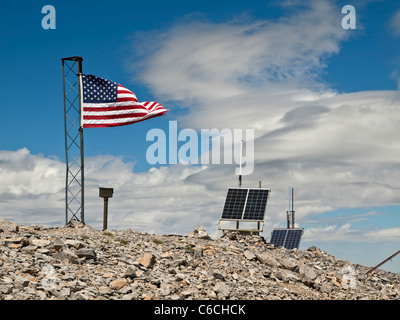 Le drapeau américain et l'énergie solaire haute stations météorologiques sur le dessus du pied 11916 Mt Charleston dans le sud du Nevada. Banque D'Images