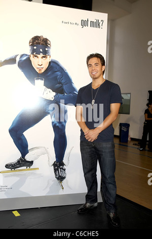 Apolo Ohno, américain de patinage de vitesse sur piste courte Refuel America Programme s'associe à tous les athlètes étoiles d'annoncer une nouvelle Banque D'Images