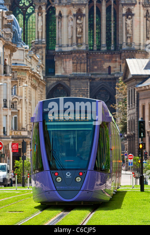 Europe, France, Marne (51), le tramway à reims Banque D'Images