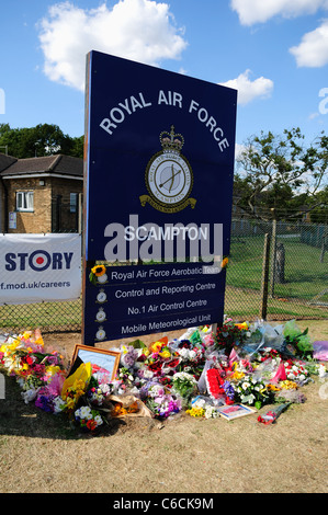 Flèche rouge hommages pilote vol ,Le Lieutenant Jon Egging .RAF Scampton Lincolnshire. Banque D'Images