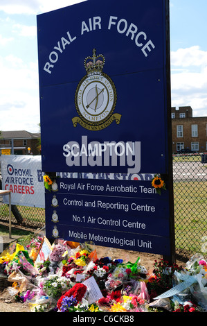 Flèche rouge hommages pilote vol ,Le Lieutenant Jon Egging .RAF Scampton Lincolnshire. Banque D'Images