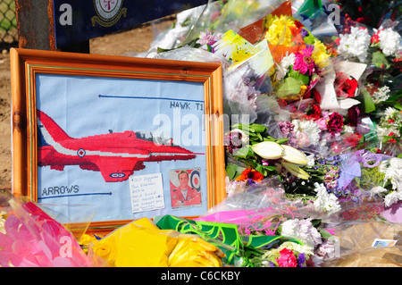Flèche rouge hommages pilote vol ,Le Lieutenant Jon Egging .RAF Scampton Lincolnshire. Banque D'Images