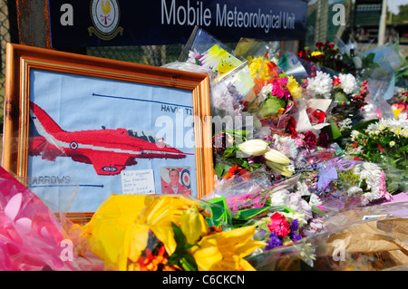 Flèche rouge hommages pilote vol ,Le Lieutenant Jon Egging .RAF Scampton Lincolnshire. Banque D'Images