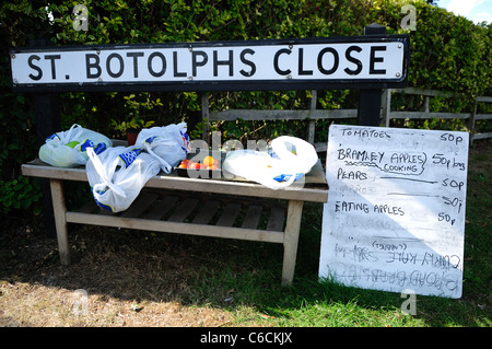 Pour la vente de fruits sur une rue résidentielle dans le Lincolnshire en Angleterre. Banque D'Images