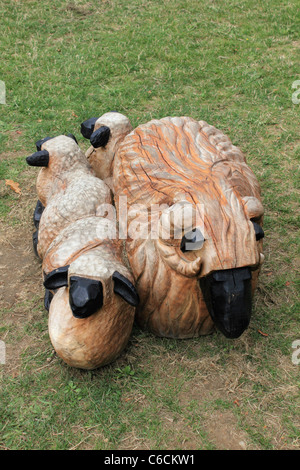 Moutons en bois sculpté dans le nouveau Jardin de la nature humaine à Horsham Park, West Sussex, Angleterre, Royaume-Uni Banque D'Images