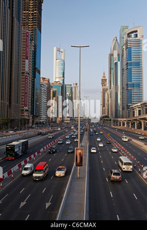 Emirats Arabes Unis, Dubaï, Sheikh Zayed Road, le trafic et les nouveaux immeubles de grande hauteur le long de la route principale de Dubaï Banque D'Images