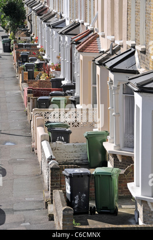 De haut en bas sur la rue London Street scene de baie vitrée face de maisons mitoyennes avec roulettes barrée dans les jardins avant le sud de Londres Angleterre Royaume-uni Banque D'Images