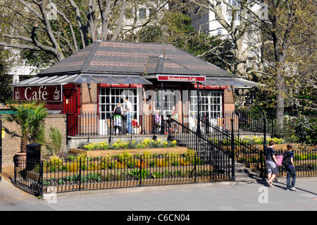 Scène de rue de Londres jusqu'à partir de la route principale à l'extérieur et l'avant de l'Embankment Cafe dans le Victoria Embankment Gardens London England UK Banque D'Images