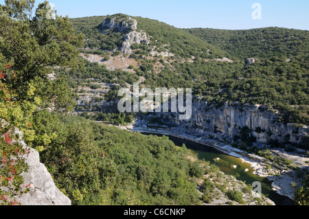 Vue spectaculaire à la recherche vers le bas dans les gorges d'Ardèche avec le fleuve bien en dessous et falaises calcaires des gorges Banque D'Images