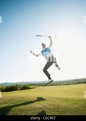 Heureux Caucasian golfer in on golf course Banque D'Images