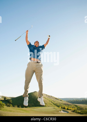Golfeur noir excité in on golf course Banque D'Images