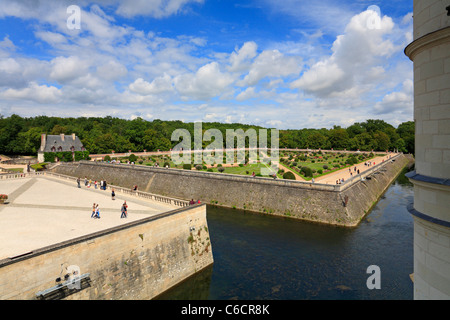 La Chancellerie et Diane de Poitiers jardin vue depuis le château de Chenonceau dans la vallée de la Loire, France, Europe. Banque D'Images